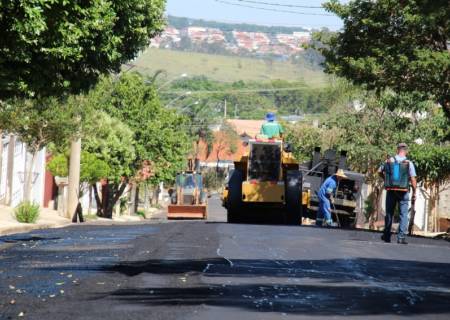 Prefeitura finaliza recape na rua Diogo Melhado e inicia os servios na Vicente Nunes Molinos