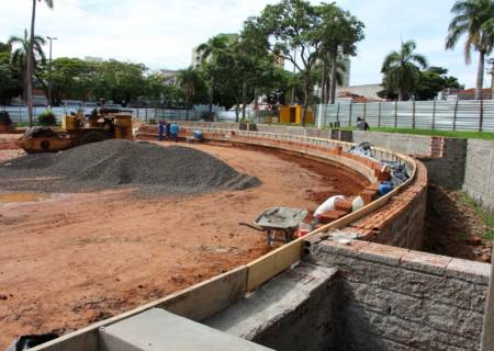 Prefeito anuncia que obras de remodelao na praa So Bento esto em ritmo acelerado 