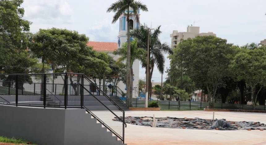 Prefeito Daniel Alonso confirma que remodelação da praça da igreja São Bento está em fase final 